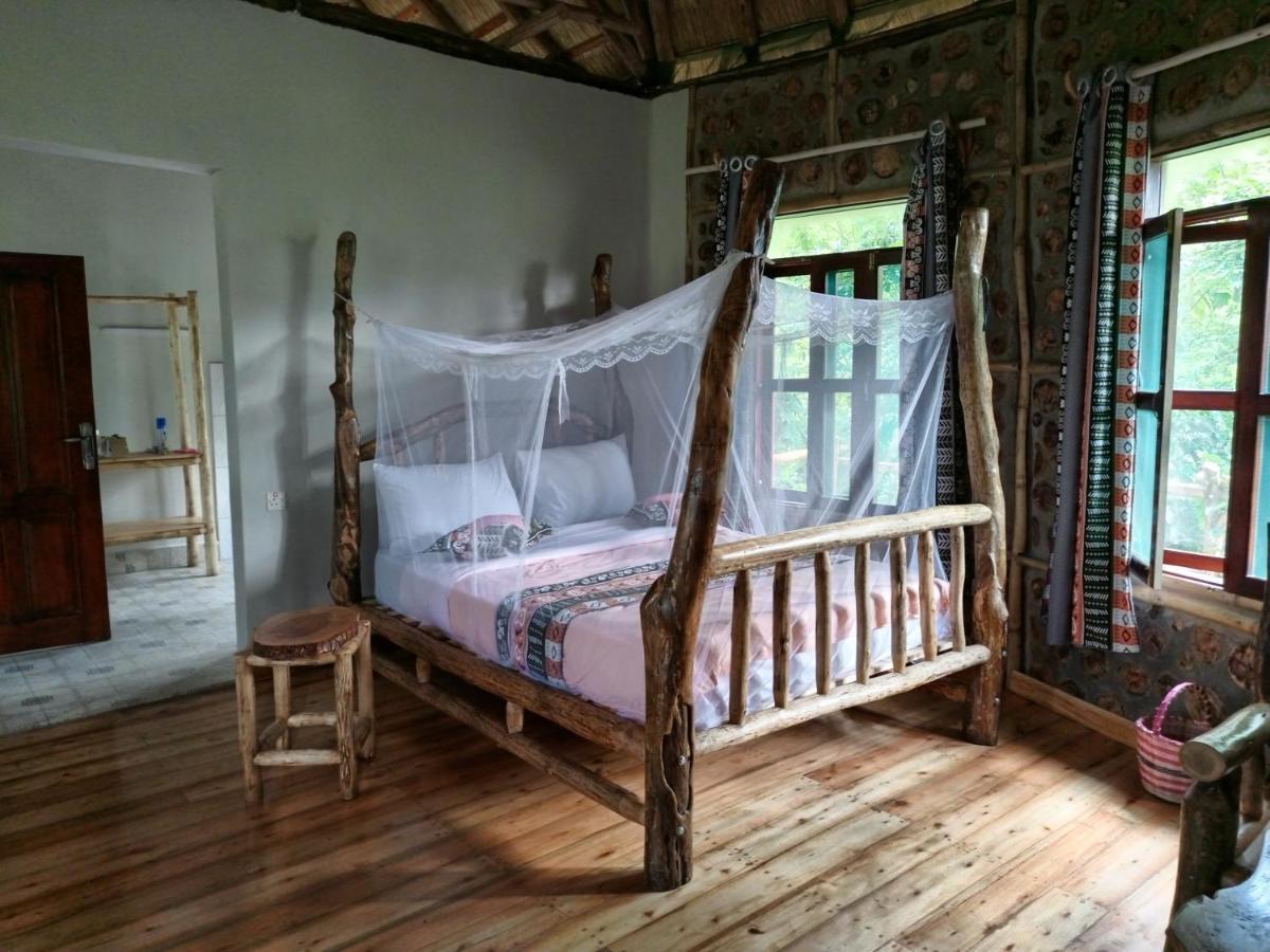 Chimpanzee Capital Safari Lodge Bigodi Esterno foto