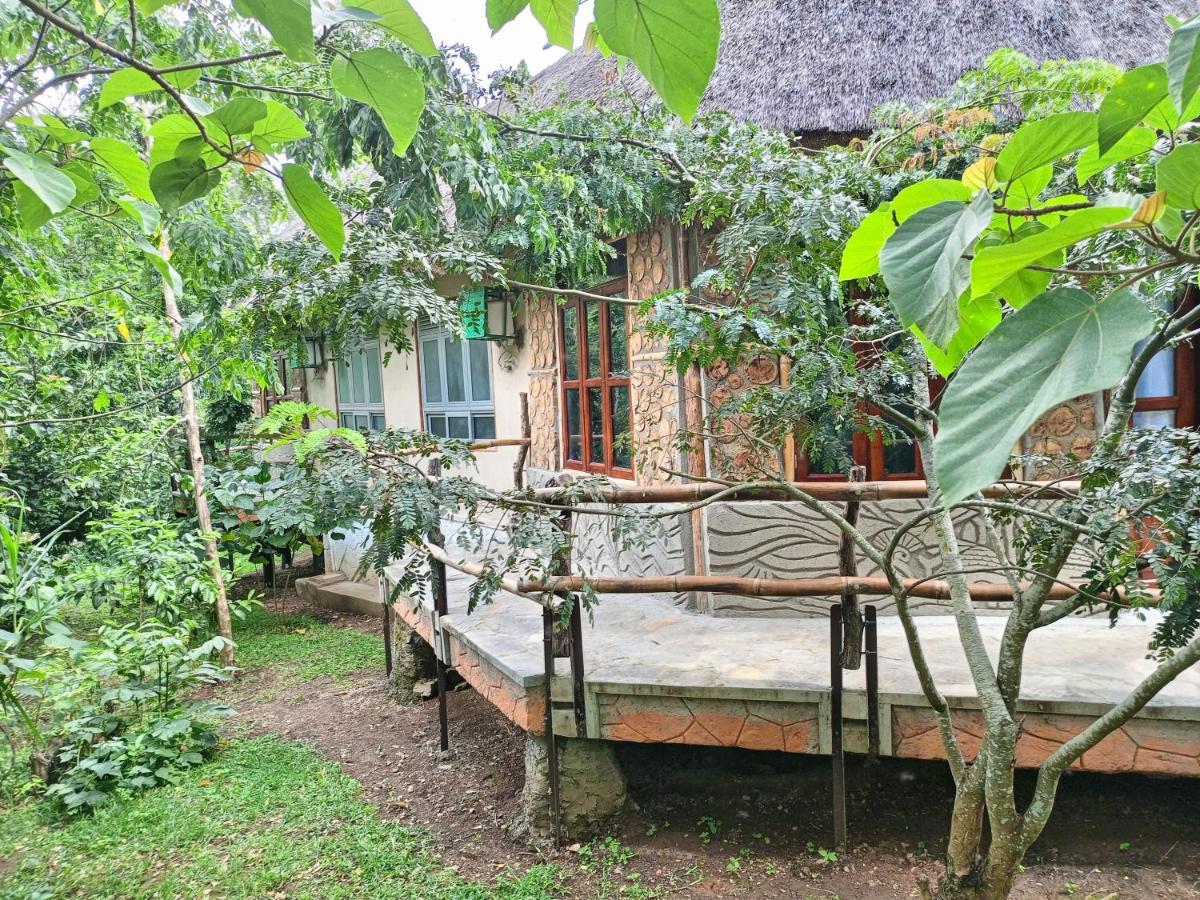 Chimpanzee Capital Safari Lodge Bigodi Esterno foto